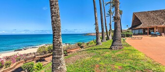 Walk to Beach: Ocean-View Maunaloa Studio