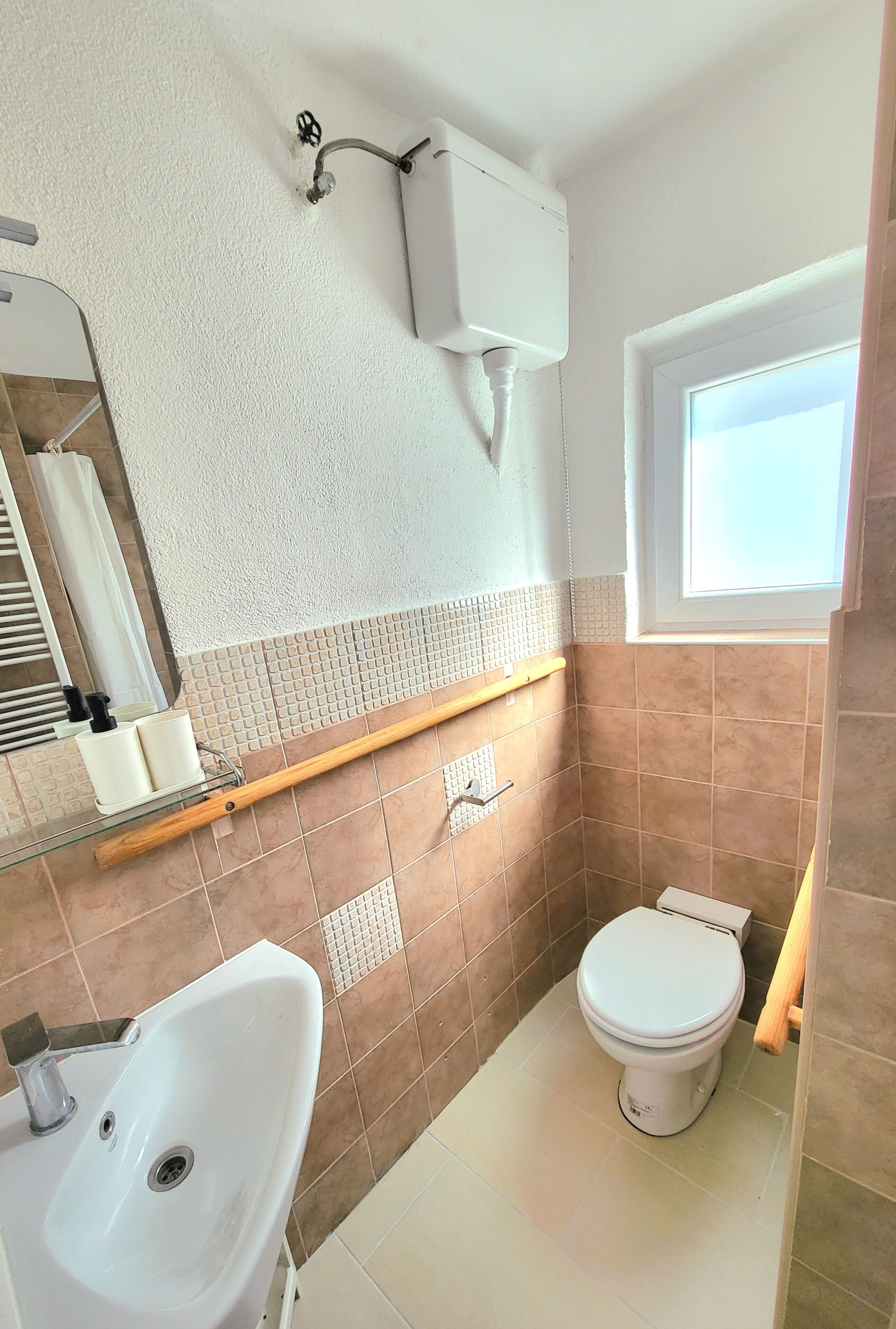 Een douche, een haardroger, handdoeken, zeep