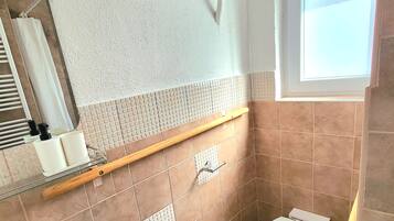 Een douche, een haardroger, handdoeken, zeep