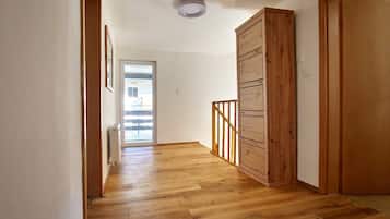 Apartment, Terrasse | 2 Schlafzimmer, Schreibtisch, schallisolierte Zimmer, kostenloses WLAN