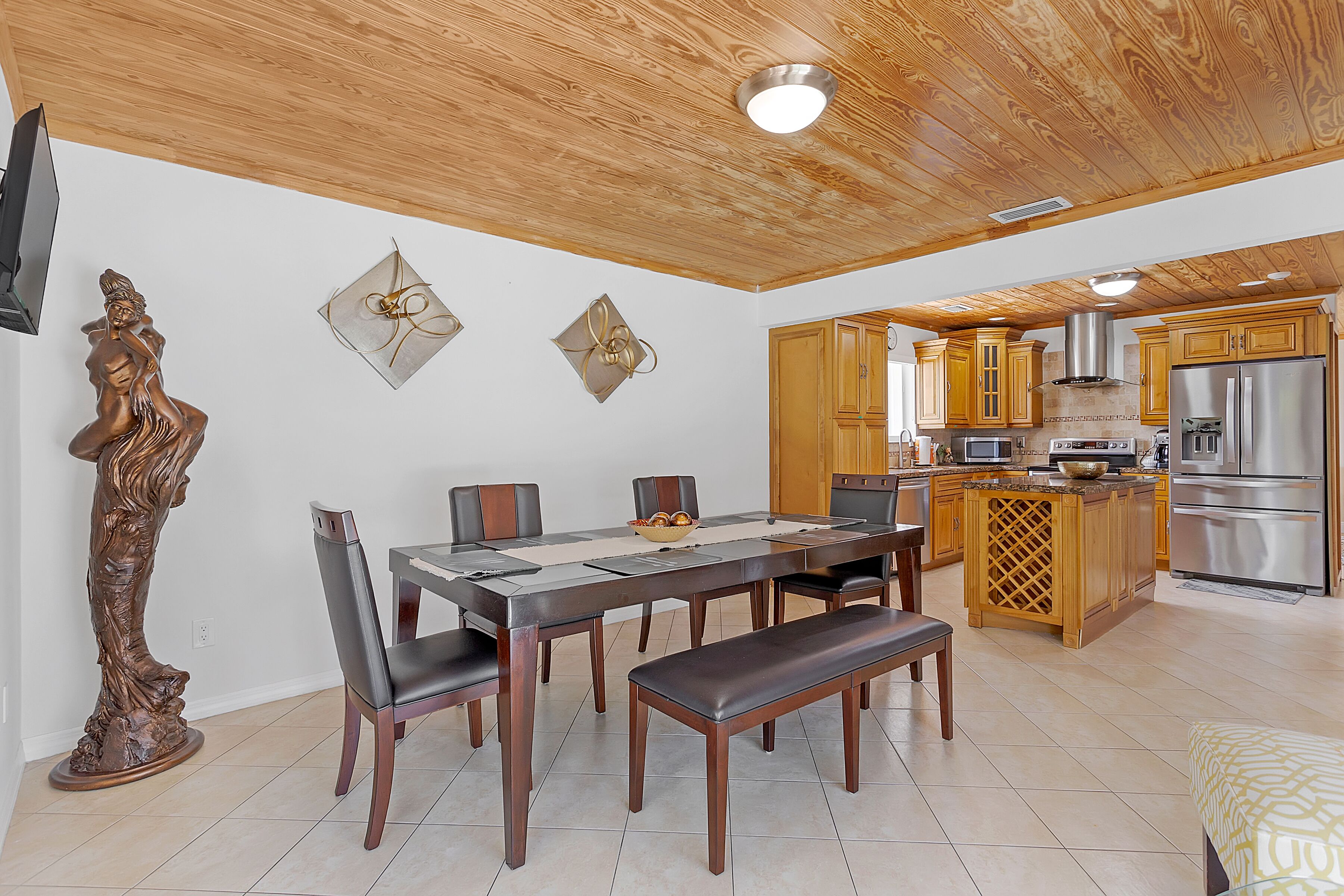 King Suite > Pool & Spa > Grill > Near Airport