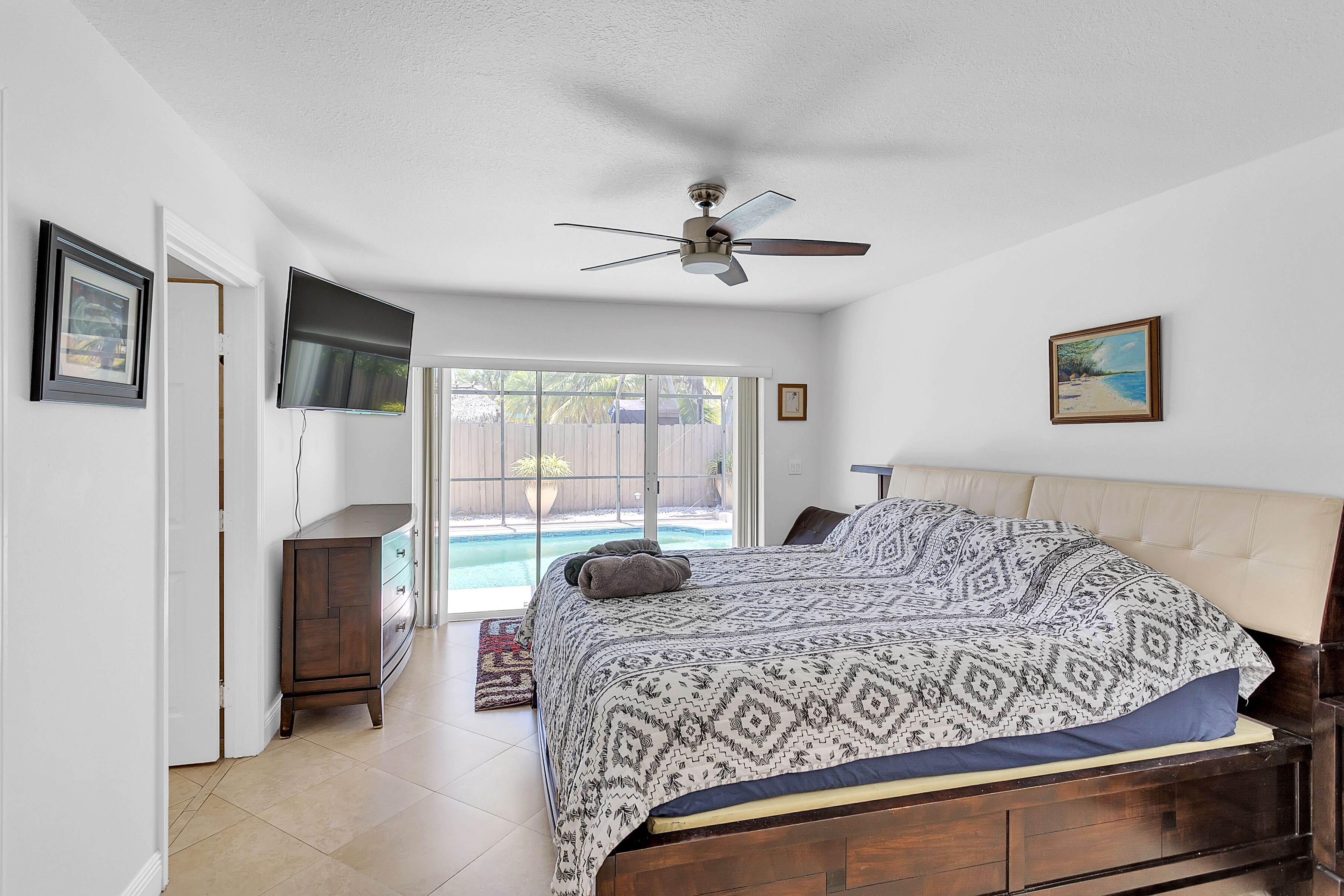 King Suite > Pool & Spa > Grill > Near Airport