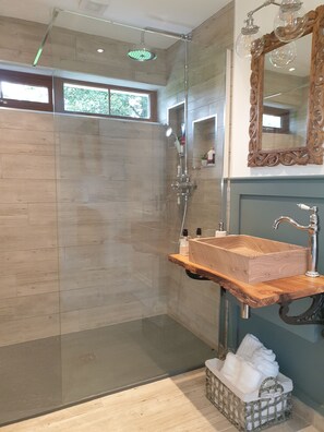 Douche, serviettes fournies