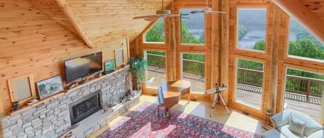 Téléviseur, foyer, lecteur de DVD, livres