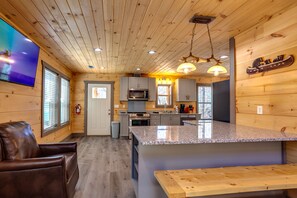 Full-sized fridge, microwave, oven, stovetop