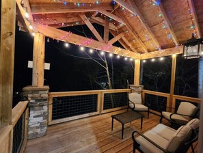 Terrace/patio - Teddy Bear Cabin-Comfy and Convenient! Close to local attractions. (Sevierville)