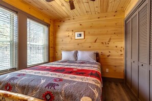 3 bedrooms, free WiFi, bed sheets - Dancing Bear Cabin-Relax, Enjoy!  Sevierville's Echota Resort (Sevierville)