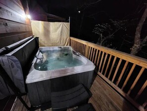 Outdoor spa tub - Dancing Bear Cabin-Relax, Enjoy!  Sevierville's Echota Resort (Sevierville)