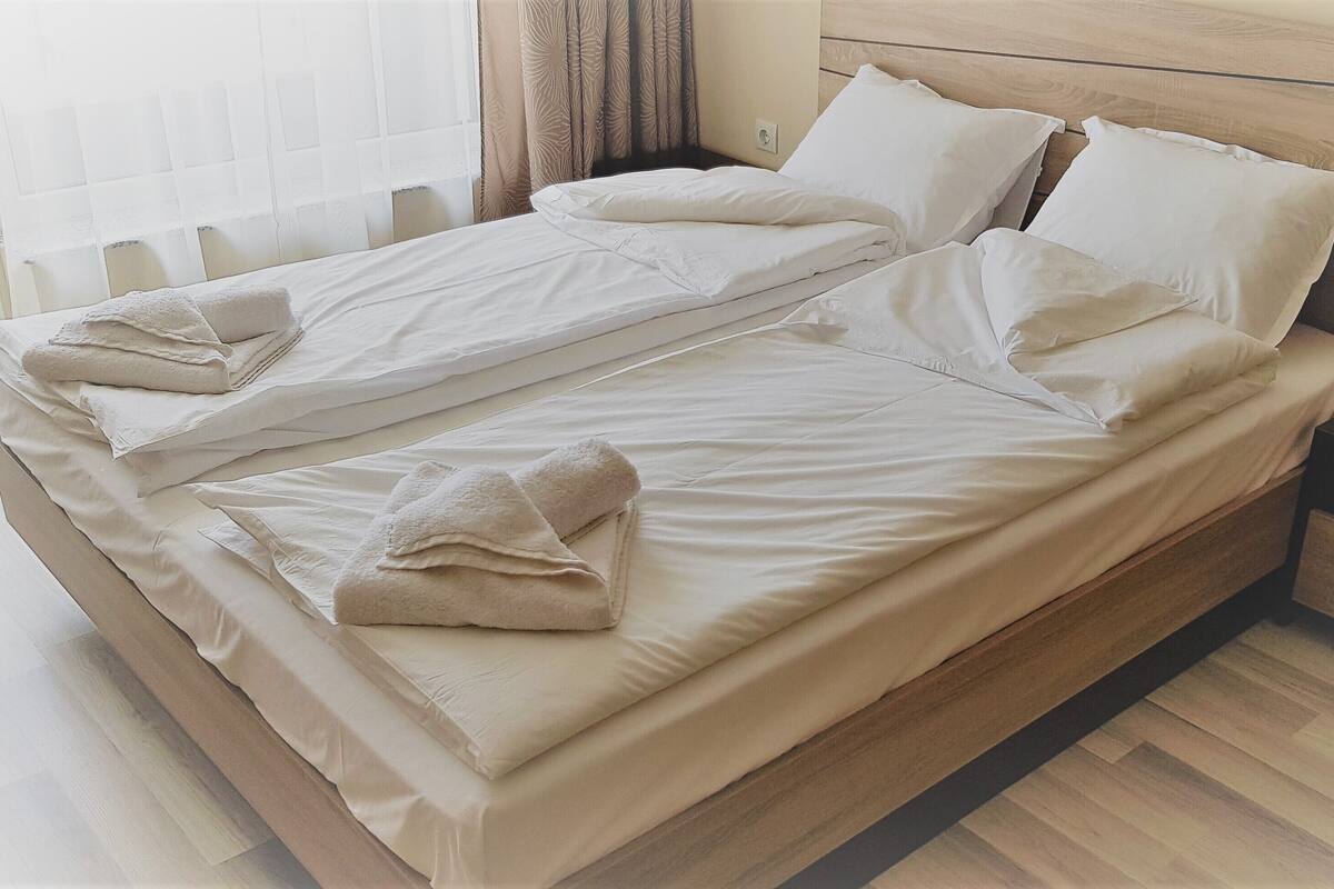 Deluxe Studio Suite | Iron/ironing board (on request), WiFi (free), bed sheets