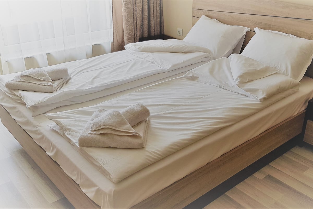 Deluxe Studio Suite | Iron/ironing board, free WiFi, bed sheets