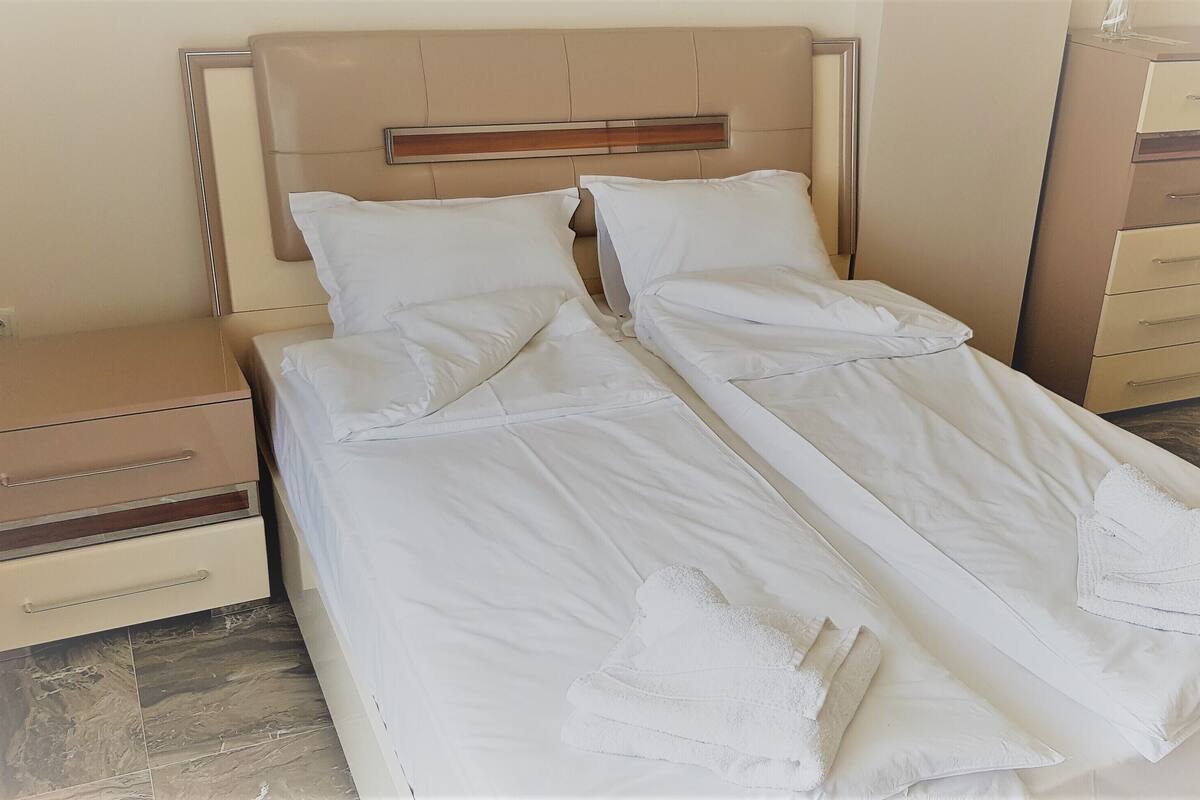 Deluxe Double Room | Iron/ironing board (on request), WiFi (free), bed sheets