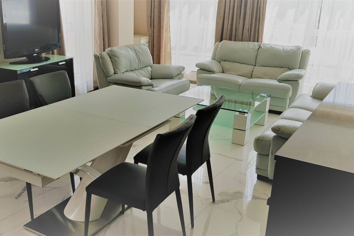 Deluxe Studio Suite | Iron/ironing board (on request), WiFi (free), bed sheets