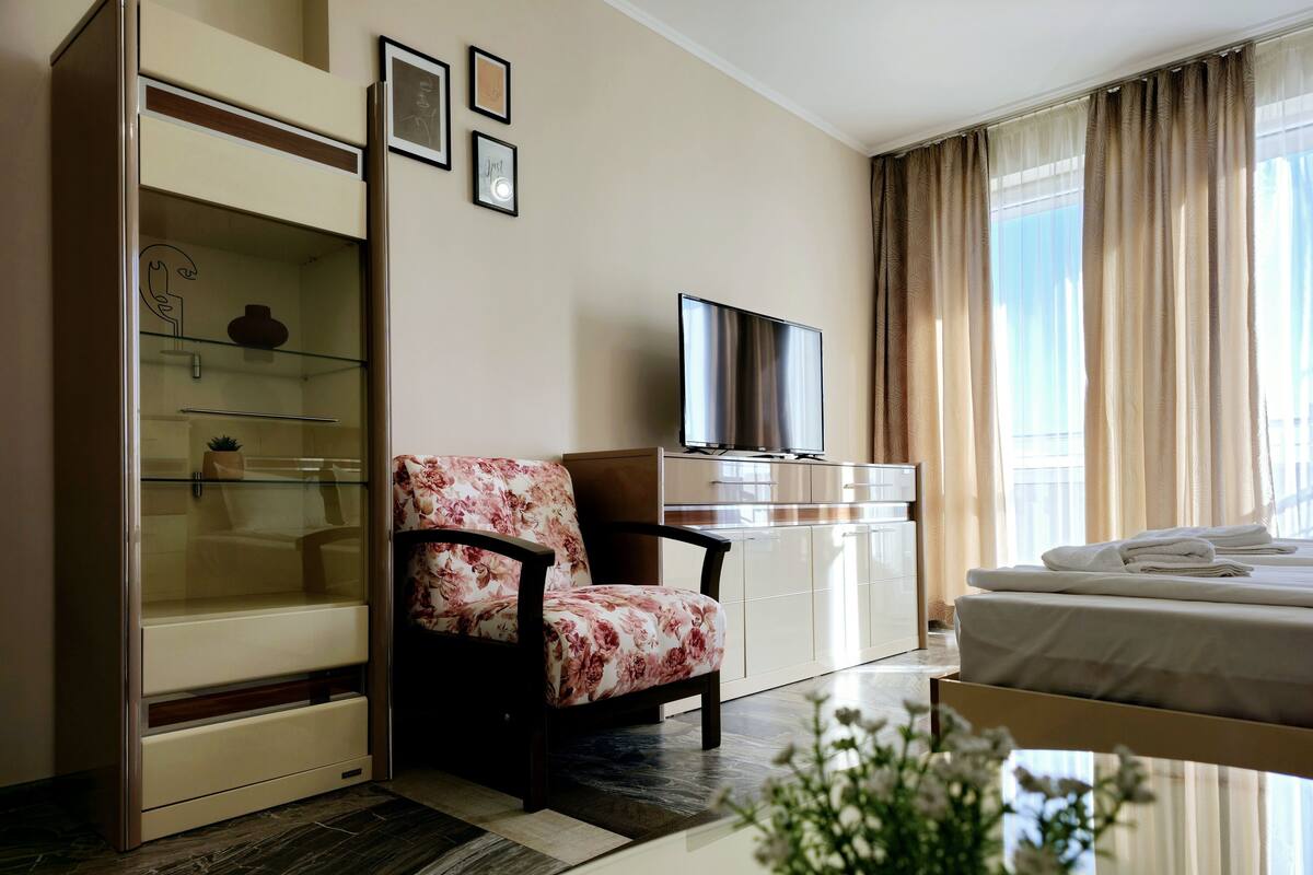 Deluxe Double Room | Iron/ironing board (on request), WiFi (free), bed sheets
