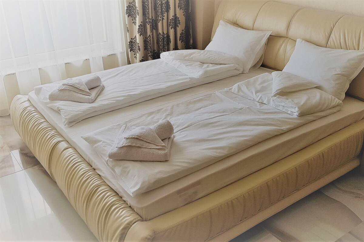 Deluxe Double Room | Iron/ironing board (on request), WiFi (free), bed sheets
