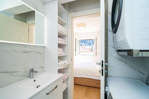 3 bedrooms, iron/ironing board, Internet, bed sheets