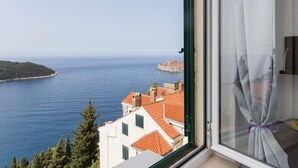 Ein Zimmer mit Meerblick und einer entfernten Insel.