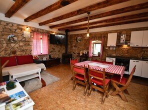 TV, fireplace - Apartment Rural Podastrana (Sinj)