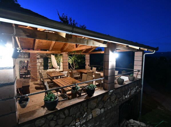 Outdoor dining - Apartment Rural Podastrana (Sinj)
