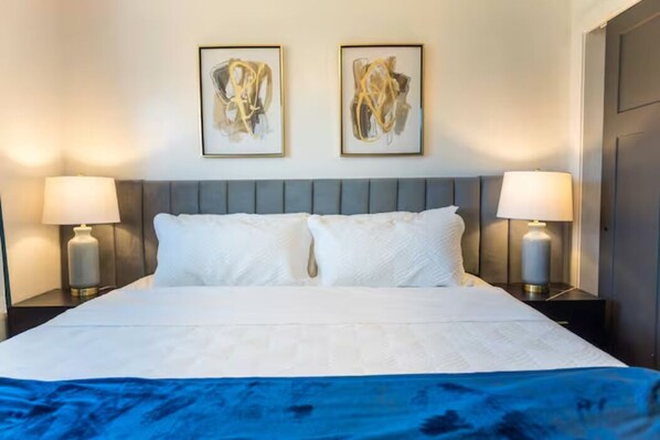 3 habitaciones, escritorio y tabla de planchar con plancha 