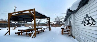 Backyard Mountain View Oasis ~ Sleeps 10 - Chinatown, Downtown