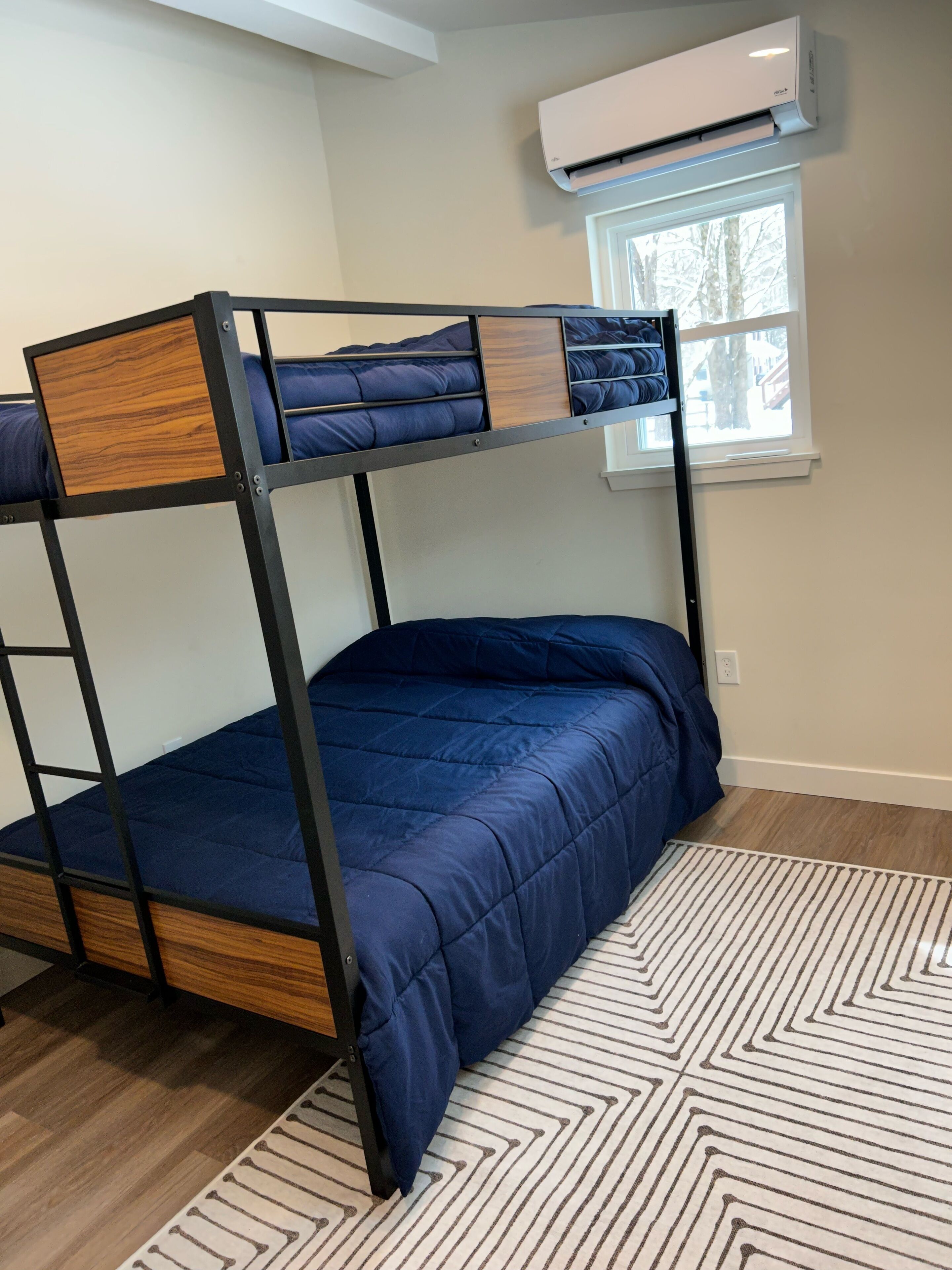 Pocono Bungalow - Walk to Lake or Short Drive to Ski Resorts and Pocono Raceway!