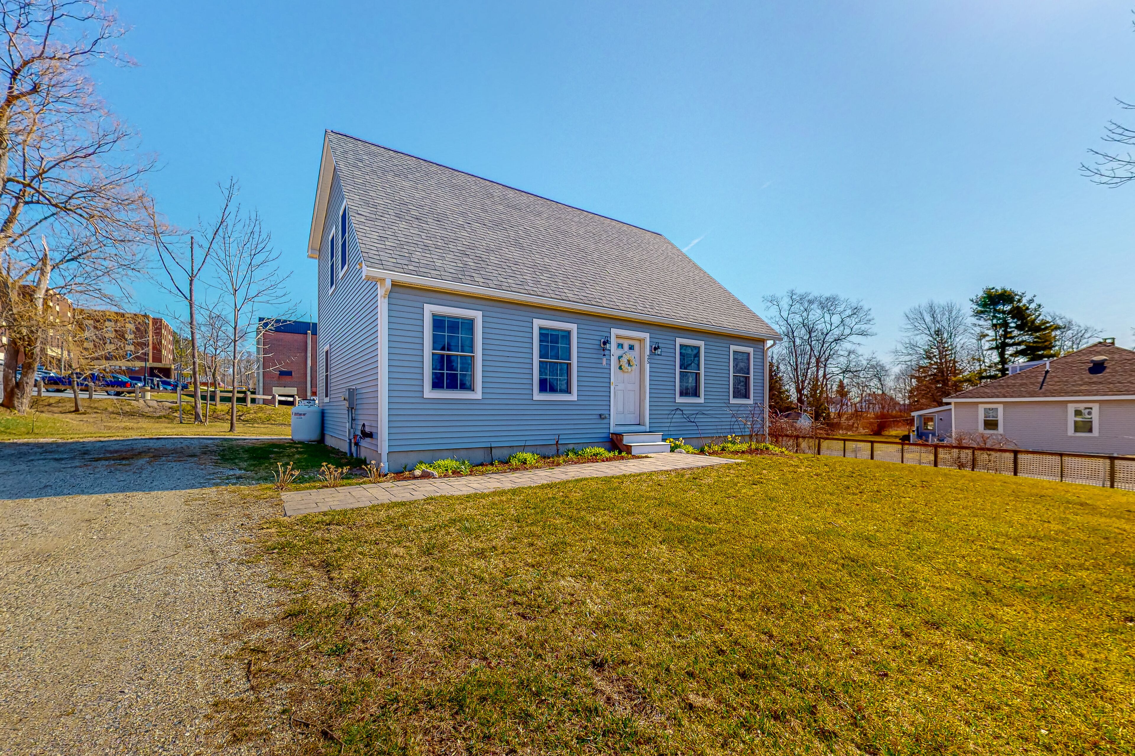 Classic home with deck & yard in the heart of Castine - walk everywhere