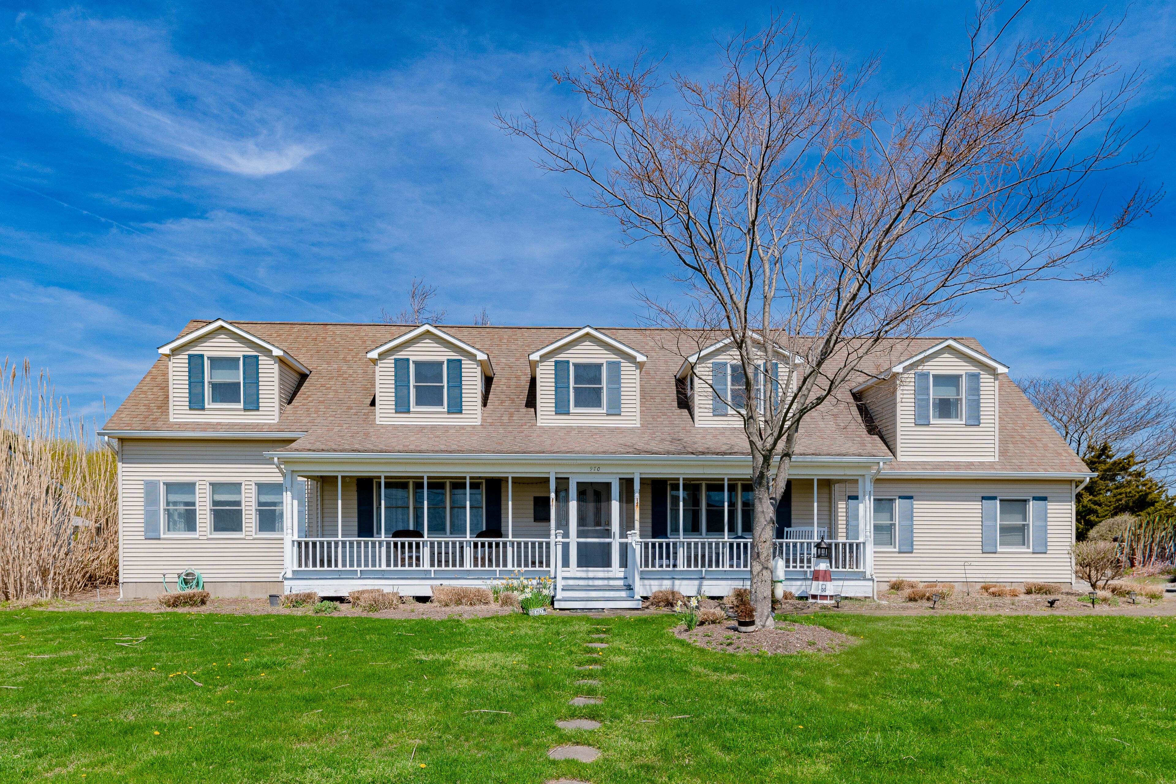 Sprawling waterfront home with bikes, kayaks, pool table, and grill - dogs ok