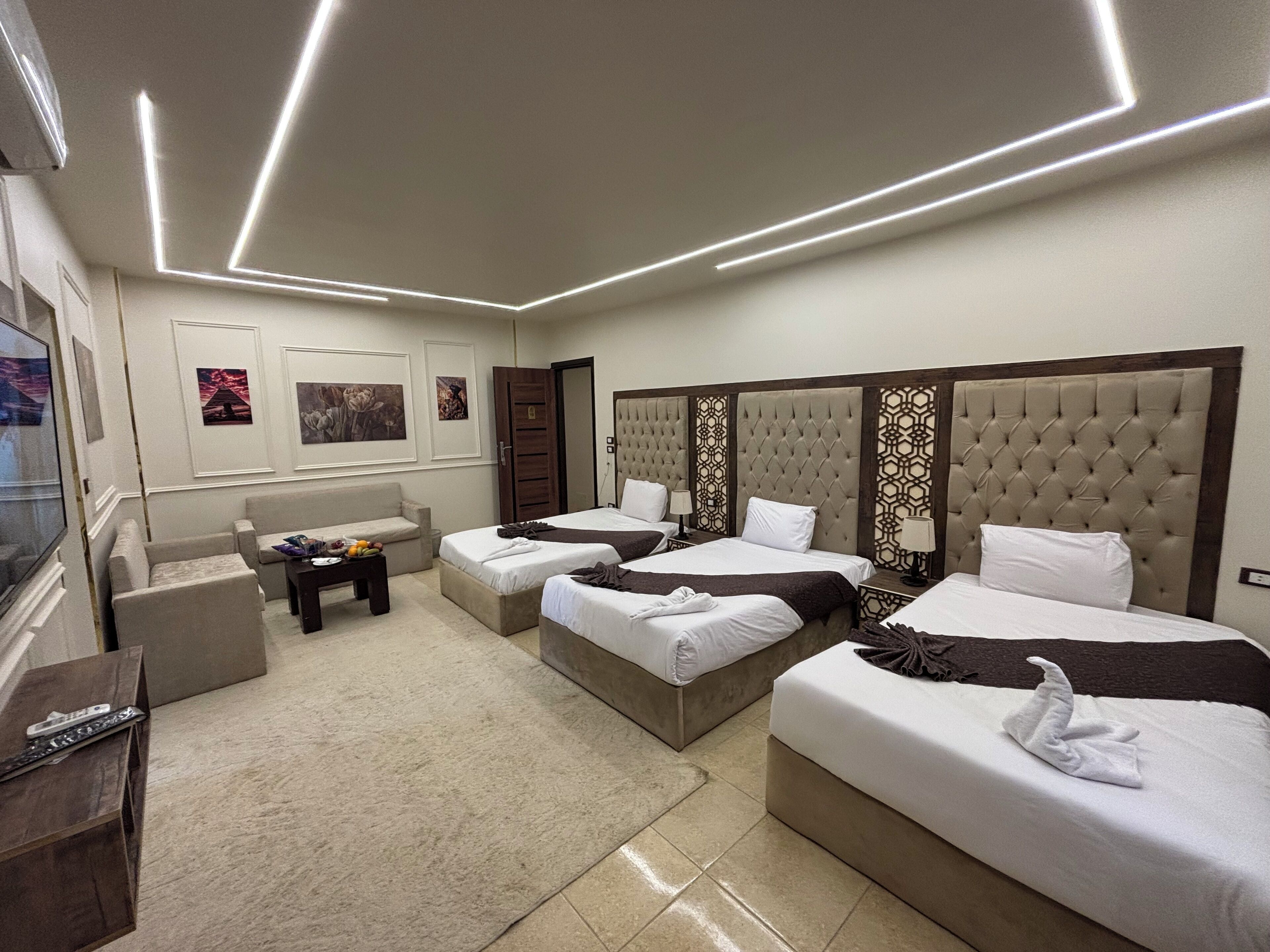 غرفة ثلاثية - منظر للمدينة | ملاءات من القطن المصري وأغطية فراش متميزة وألحفة محشوة بالريش