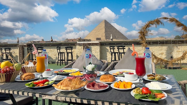 Free daily buffet breakfast - King Cheops Inn (Giza)