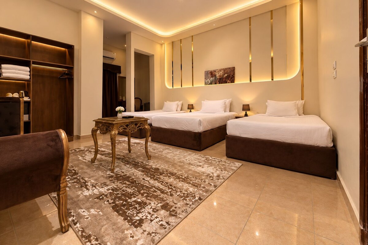 Een moderne hotelkamer met een groot bed, een zithoek en een garderobe.