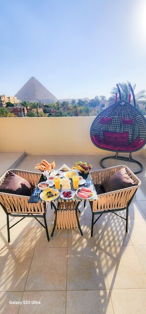 Free daily buffet breakfast - King Cheops Inn (Giza)