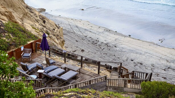 A beachside patio with lounge chairs and a table, overlooking the ocean. - Quiet Townhome with Ocean View (Solana Beach)
