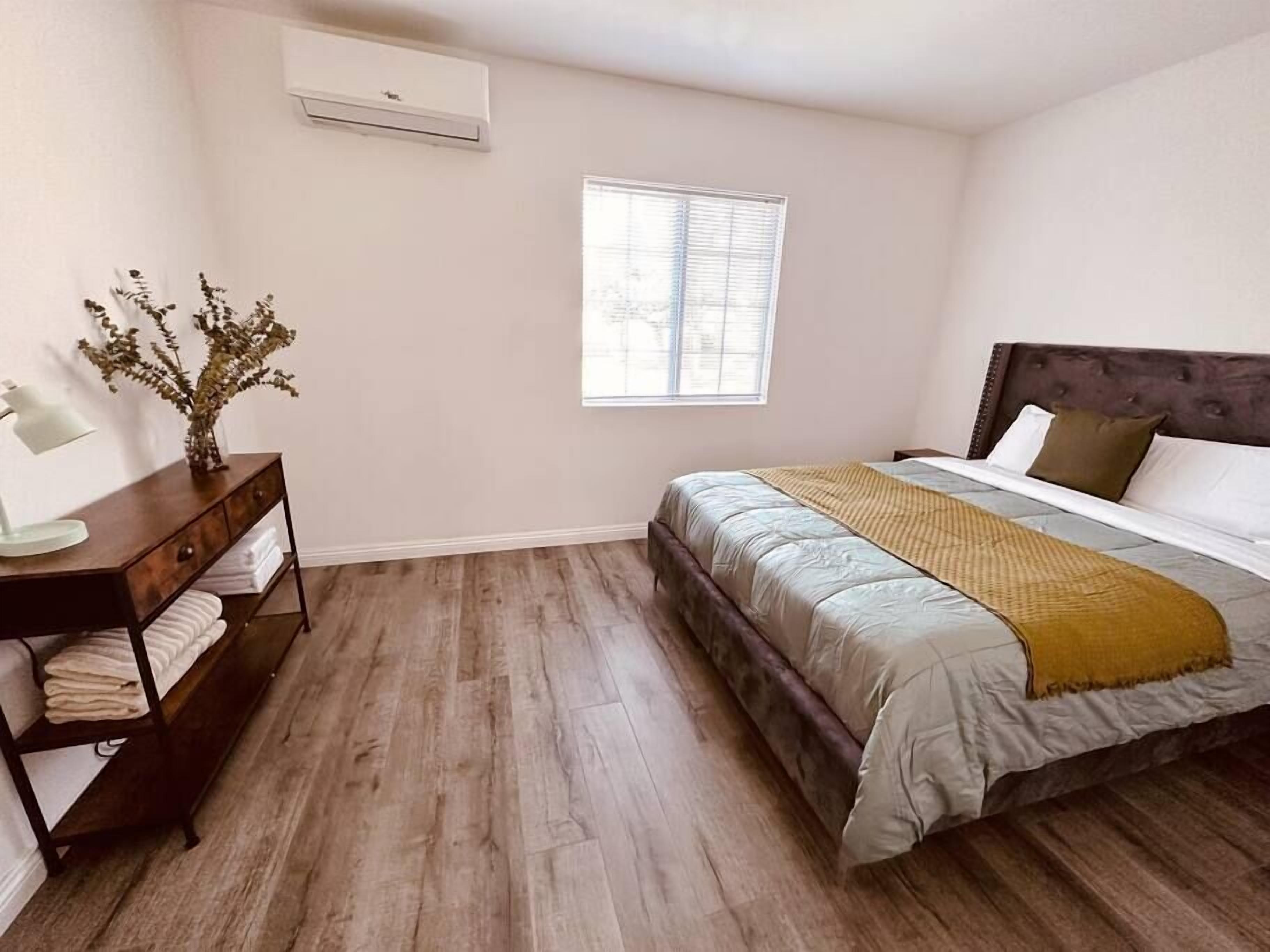 Movie Nest | 2BR | Huge Backyard w Grill