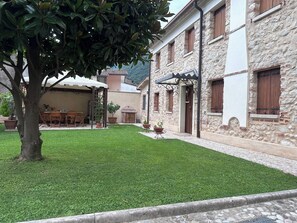 Outdoor dining - Midas & Lino's house holiday home<br> (Solagna)