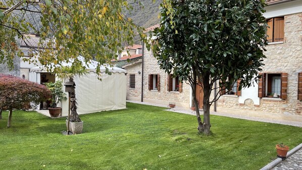 Property grounds - Midas & Lino's house holiday home<br> (Solagna)