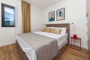 4 bedrooms, iron/ironing board, free WiFi, bed sheets