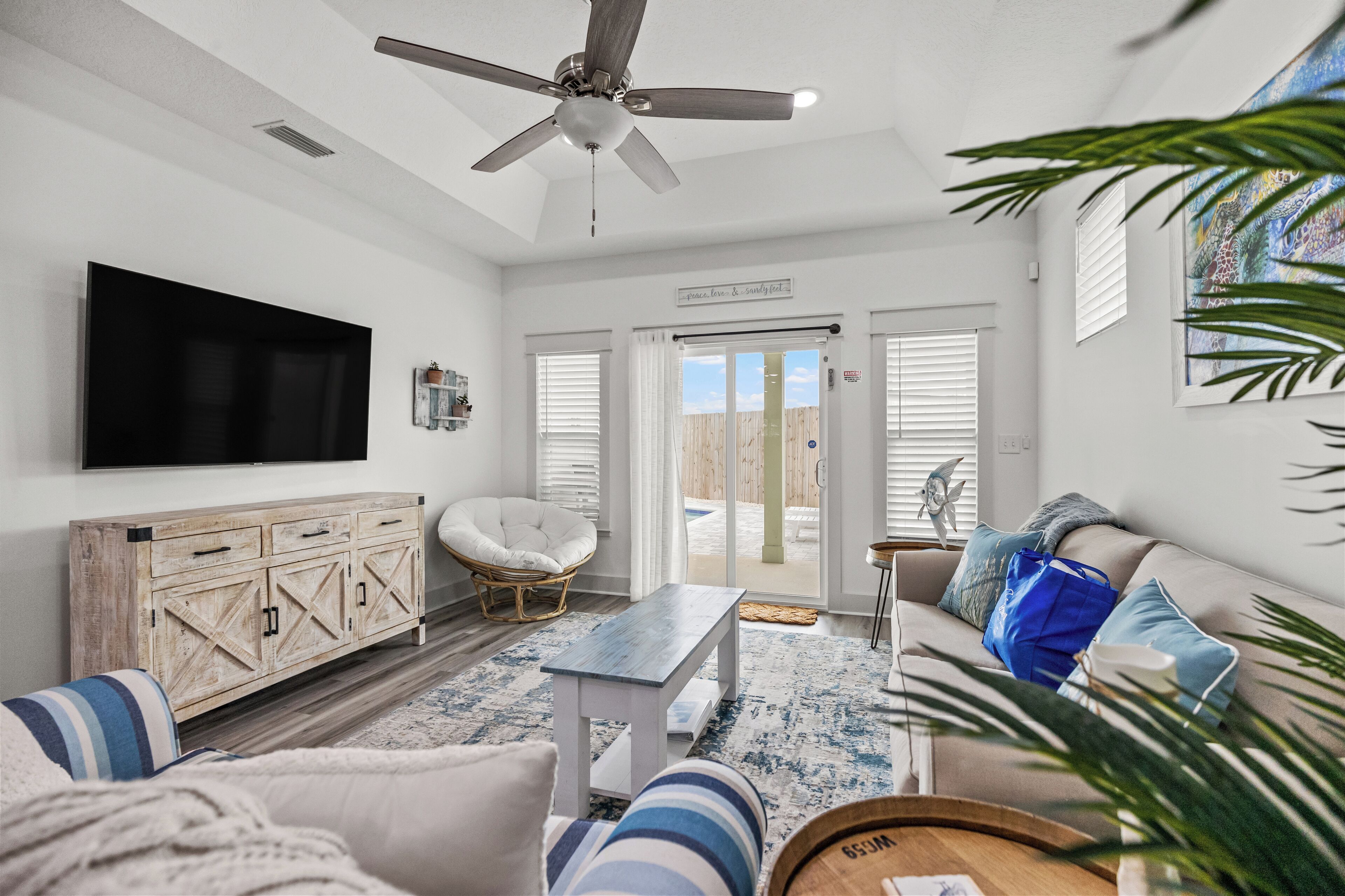 Casa, varias camas, acceso a la alberca, vista a la alberca | Área de sala de estar | Televisión 