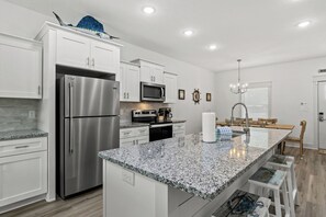 Casa, letti multipli, accesso alla piscina, vista piscina | Cucina privata | Frigorifero, microonde, forno, piano cottura