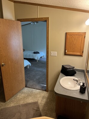 3 bedrooms, desk, WiFi, bed sheets