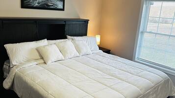 Escritorio, tabla de planchar con plancha, cuna de viaje y wifi gratis