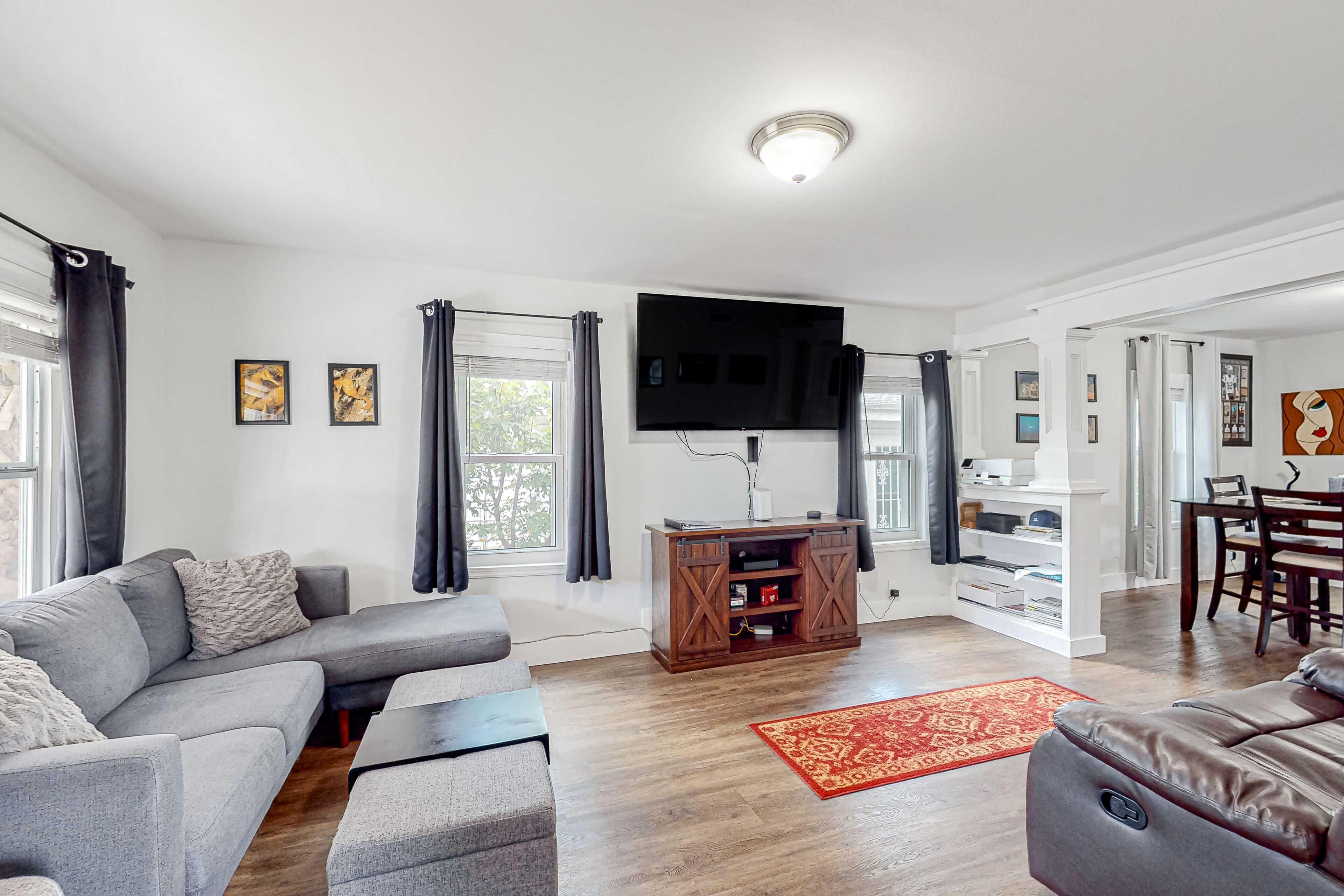 Dog-friendly downtown house with patio, enclosed backyard, W/D, AC, & streaming