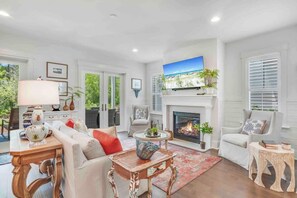 TV, fireplace - Beautiful Santa Rosa Home: Perfect Family Vacation (Santa Rosa Beach)