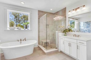 Douche, séchoir à cheveux, serviettes fournies, shampooing
