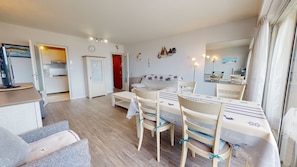 TV - Captain's cabin - Appart Face Port + Elevator (Saint-Gilles-Croix-de-Vie)