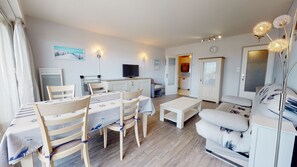 TV - Captain's cabin - Appart Face Port + Elevator (Saint-Gilles-Croix-de-Vie)