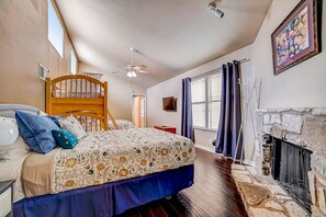 4 bedrooms, desk, WiFi, bed sheets