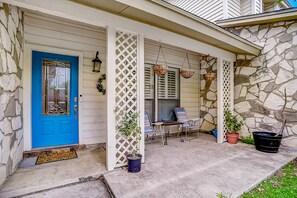 Exterior detail - Sunny home with private outdoor pool, enclosed backyard, desks, W/D, AC (San Antonio)