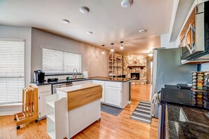 Fridge, microwave, oven, stovetop - Sunny home with private outdoor pool, enclosed backyard, desks, W/D, AC (San Antonio)