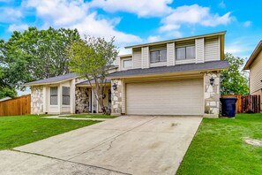 Exterior - Sunny home with private outdoor pool, enclosed backyard, desks, W/D, AC (San Antonio)