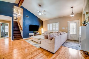 TV - Sunny home with private outdoor pool, enclosed backyard, desks, W/D, AC (San Antonio)